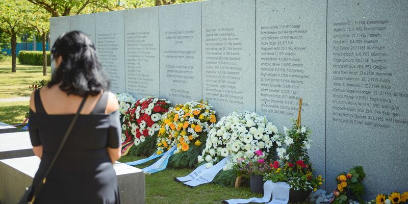 Eine Frau steht am 25. Jahrestag in der Gedenkstätte vor der Gedenktafel der Opfer des ICE-Unglücks von Eschede. - Foto: Gregor Fischer/dpa
