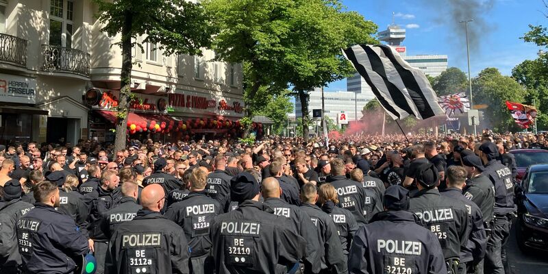 Zahlreiche Polizisten sichern den Eintracht-Fanmarsch zum Stadion ab. - Foto: David Langenbein/dpa