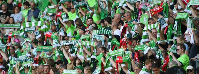 Zahlreiche Wolfsburger Fans waren zur Unterstützung ihrer Mannschaft nach Eindhoven gereist. - Foto: Swen Pförtner/dpa