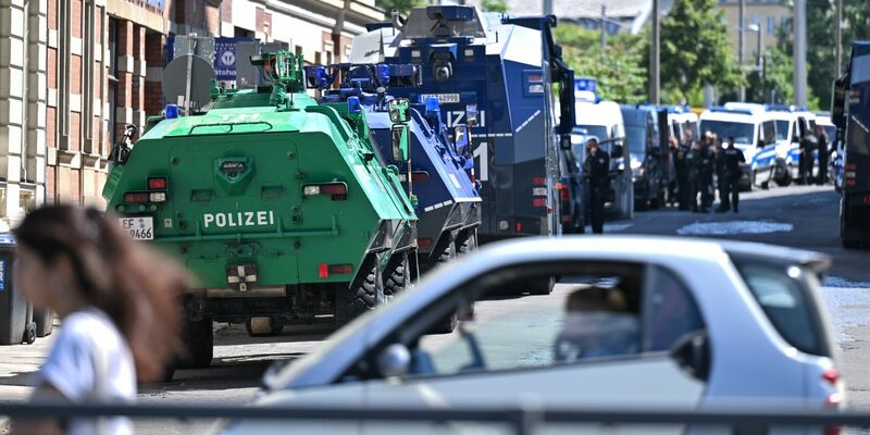 Einsatzfahrzeuge der Polizei an der Polizeidirektion in Leipzig. - Foto: Hendrik Schmidt/dpa