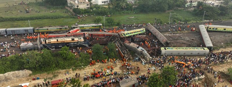 Laut Behörden waren drei Züge an dem Unfall beteiligt. - Foto: Arabinda Mahapatra/AP