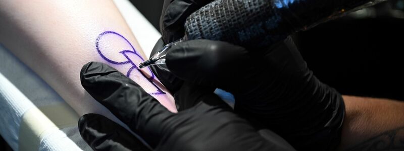Ein Tattoo, das die Zustimmung zur Organspende symbolisiert. - Foto: Pia Bayer/dpa