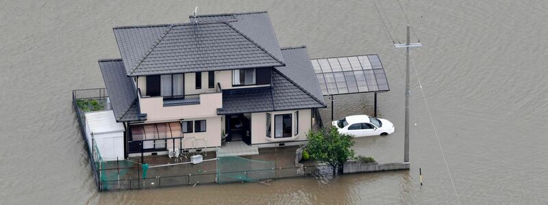 Ein vom Hochwasser umschlossenes Haus in Toyokawa. - Foto: Uncredited/Kyodo News/AP/dpa