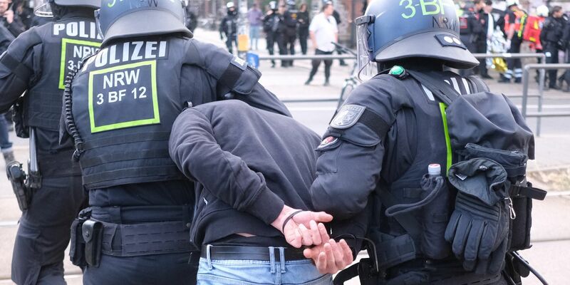 Am linksradikalen «Tag X» waren in Leipzig mehr als 3000 Beamtinnen und Beamten im Einsatz. - Foto: Sebastian Willnow/dpa