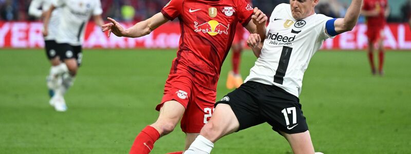 Eintracht-Kapitän Sebastian Rode (r) geht gegen den Leipziger Konrad Laimer ins Tackling. - Foto: Arne Dedert/dpa