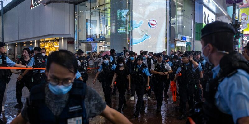 Polizeibeamte nehmen am Vorabend des 34. Jahrestages des Massakers auf dem Platz des Himmlischen Friedens eine Bürgerin mit. - Foto: Louise Delmotte/AP