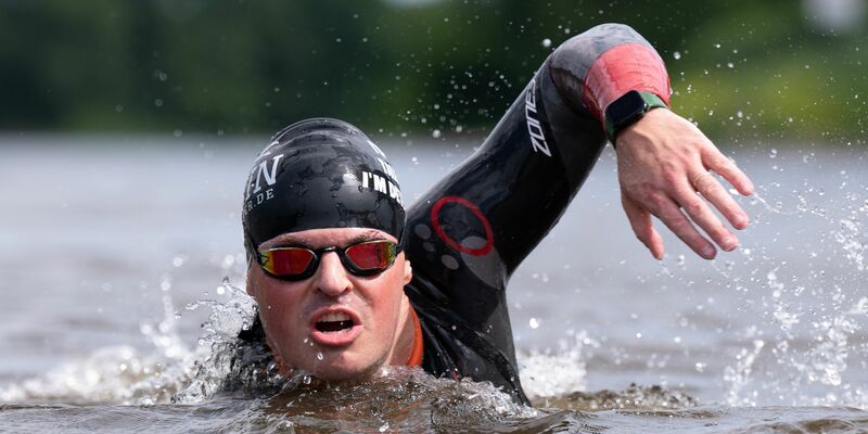 Joseph Heß schwimmt während einer Trainingseinheit in der Elbe. - Foto: Sebastian Kahnert/dpa