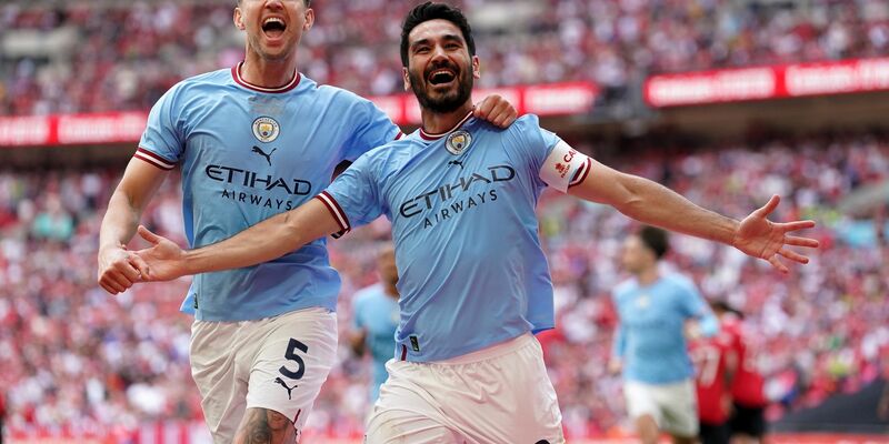 Ilkay Gündogan (r) von Manchester City feiert mit seinem Teamkollegen John Stones. - Foto: Adam Davy/PA Wire/dpa