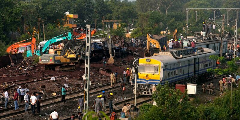 Mehr als 300 Menschen sind bei dem schweren Zugunglück ums Leben gekommen. - Foto: Rafiq Maqbool/AP