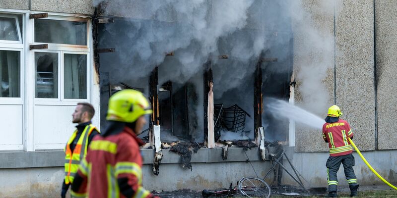 Die Feuerwehr beim Einsatz gegen die Flammen in der Flüchtlingsunterkunft in Apolda. - Foto: Johannes Krey/Jkfotografie&tv/dpa-Zentralbild/dpa