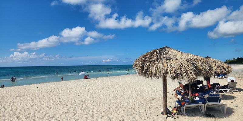 Amelia Calzadilla auf dem Balkon ihrer Wohnung in der kubanischen Hauptstadt. - Foto: Nick Kaiser/dpa
