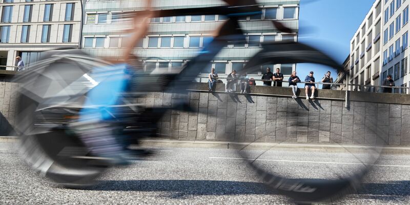 Bei der Ironman-EM in Hamburg ist der Fahrer eines Begleitmotorrads bei einem Unfall getötet worden. - Foto: Georg Wendt/dpa