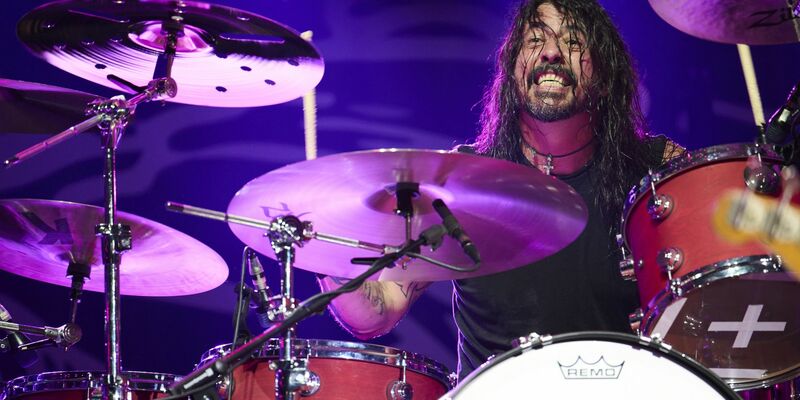 Dave Grohl, Frontman der Foo Fighters,  am Schlagzeug im Wembley Stadion. - Foto: Scarlet Page/Mbc/PA Media/dpa