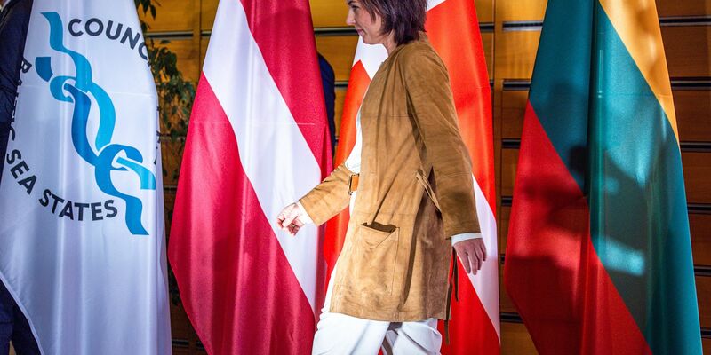 Annalena Baerbock verlässt nach dem Treffen des Ostseerats eine Pressekonferenz. - Foto: Jens Büttner/dpa