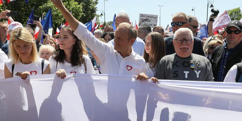 Seite an Seite: Donald Tusk (3.v.l) und Lech Walesa (2.v.r). - Foto: Pawel Supernak/PAP/dpa