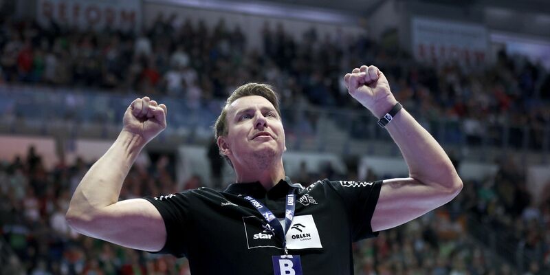 Der Kieler Trainer Filip Jicha jubelt nach dem Abpfiff. - Foto: Ronny Hartmann/dpa-Zentralbild/dpa/Archivbild