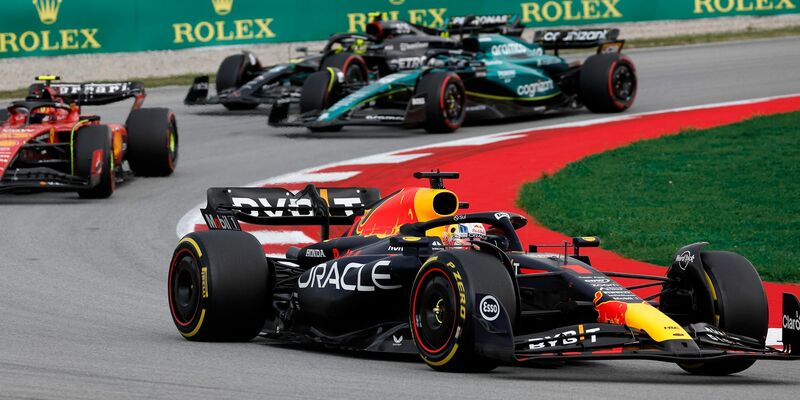 Der Niederländer Max Verstappen im Red-Bull-Boliden. - Foto: Joan Monfort/AP