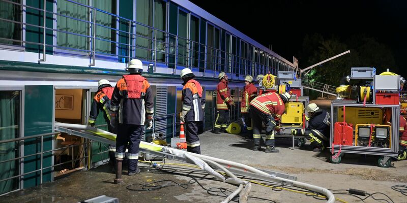 Die Feuerwehr beim havarierten Passagierschiff auf dem Main, Passagiere und Crewmitglieder wurden evakuiert. - Foto: Benedict Rottmann/Kreisbrandinspektion Main-Spessart/dpa