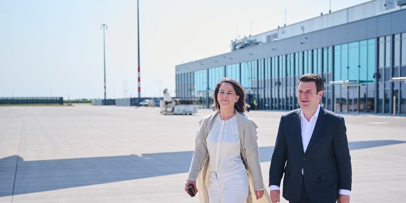 Annalena Baerbock und Hubertus Heil beginnen ihre gemeinsame Reise nach Brasilien. - Foto: Annette Riedl/dpa