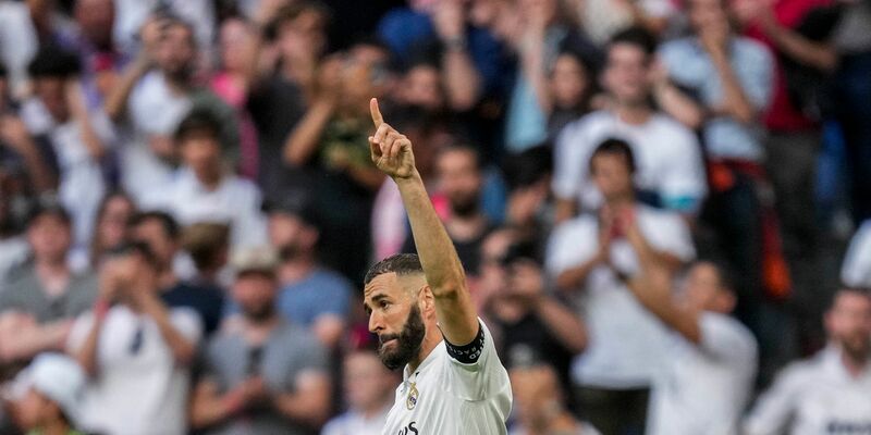 Real-Stürmer Karim Benzema jubelt nach seinem Tor zum 1:1 in seinem letzten Spiel für die Madrilen. - Foto: Bernat Armangue/AP