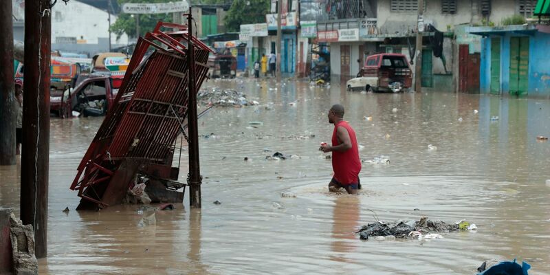 Heftiger Regen hat im Karibikstaat Haiti zu schweren Überschwemmungen geführt - so wie hier in der Hauptstadt Port-au-Prince. - Foto: Odelyn Joseph/AP
