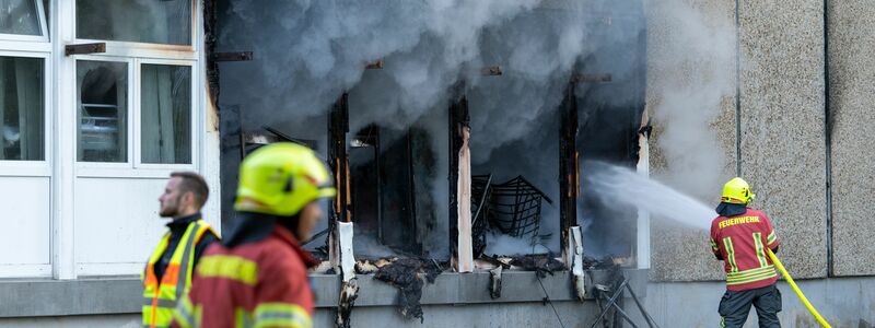Die Feuerwehr löscht den Brand in der Flüchtlingsunterkunft. - Foto: Johannes Krey/Jkfotografie&tv/dpa-Zentralbild/dpa