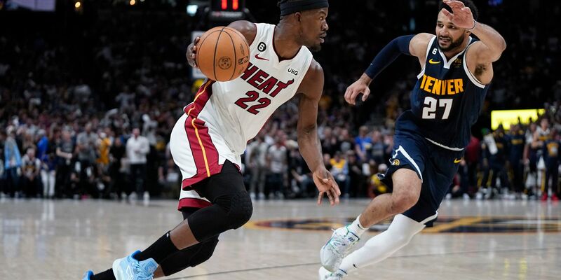 Miami Heat-Forward Jimmy Butler (l) bewegt den Ball, während er von Denver Nuggets-Guard Jamal Murray verteidigt wird. - Foto: Mark J. Terrill/AP