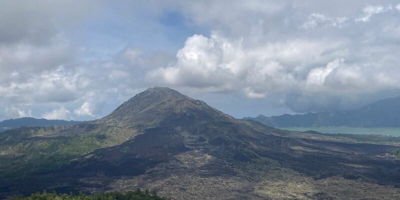 Blick auf den Mount Batur, einen der als heilig verehrten Vulkane im Nordosten von Bali. - Foto: Carola Frentzen/dpa