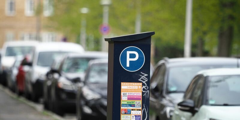 Die Gebühr für einen Parkschein pro Stunde sollte mindestens so hoch sein wie die Kosten für einen Einzelfahrschein in Bus und Bahn, fordert die Deutsche Umwelthilfe. - Foto: Soeren Stache/dpa