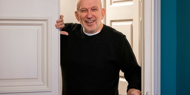 Der französische Modedesigner Jean Paul Gaultier, aufgenommen nach einem Interview. - Foto: Lennart Preiss/dpa