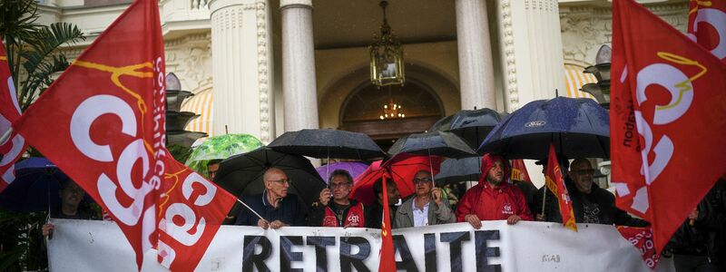 Protest gegen die Rentenreform in Cannes. Zu den erneuten Demonstrationen gegen die Reform werden am Dienstag 400.000 bis 600.000 Teilnehmer erwartet. - Foto: Daniel Cole/AP/dpa