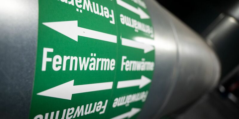 Der Deutsche Mieterbund warnt vor stark steigenden Kosten für Fernwärme. (Archivbild) - Foto: Marijan Murat/dpa