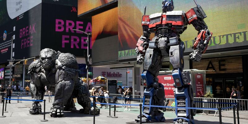 Übergroße Roboterfiguren stehen auf dem Times Square, um für den neuen «Transporters»-Film zu werben. - Foto: Vanessa Carvalho/ZUMA Press Wire/dpa