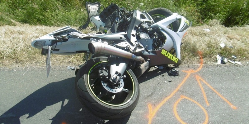 POL-KLE: Goch - Verkehrsunfall / PKW landet auf Dach in Graben, Beifahrerin schwer verletzt - Foto: presseportal.de