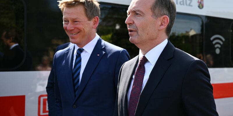 Verkehrsminister Volker Wissing (rechts) und Richard Lutz, Vorstandsvorsitzender der Deutschen Bahn (DB). - Foto: Arne Dedert/dpa