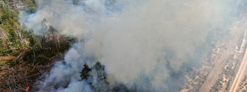 Auffrischender Wind hat den Waldbrand in einem mit Munition belasteten Waldgebiet südlich von Berlin angefacht und die betroffene Fläche auf 326 Hektar mehr als verdoppelt. - Foto: Thomas Schulz/TNN/dpa