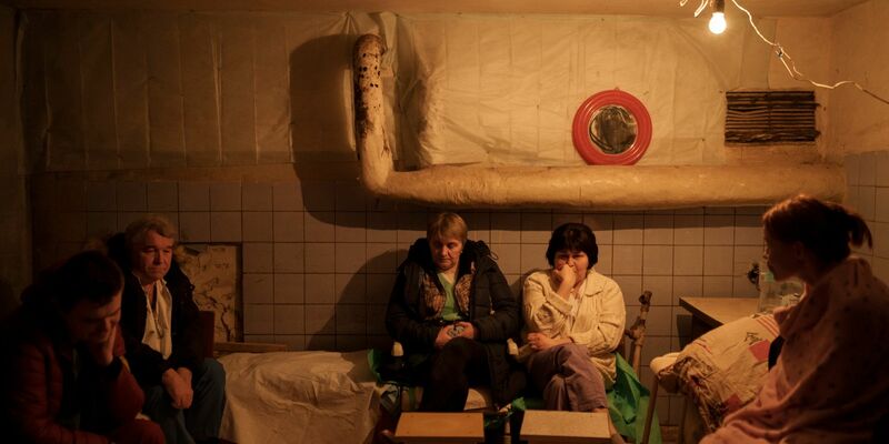 Krankenhauspersonal sitzt während eines Luftangriffsalarms in einem Keller, der als Luftschutzbunker genutzt wird. - Foto: Felipe Dana/AP/dpa