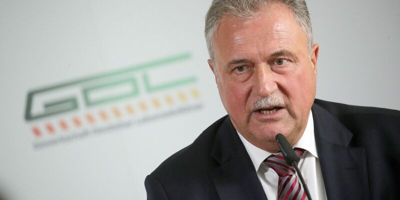 Claus Weselsky, Vorsitzender der Gewerkschaft Deutscher Lokomotivführer (GDL), will sich keine Eskalation des Konflikts in die Schuhe schieben lassen. - Foto: Wolfgang Kumm/dpa