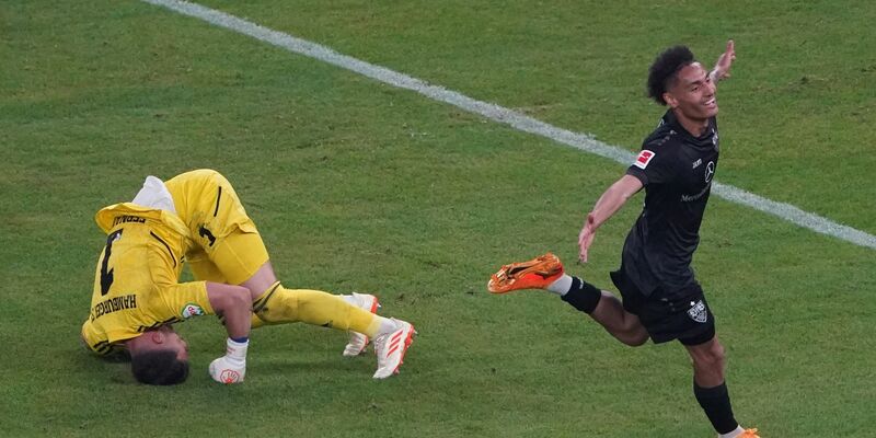 Stuttgarts Enzo Millot (r) bejubelt den entscheidenden Treffer zum 2:1. Zuvor patzte HSV-Keeper Daniel Heuer Fernandes schwer. - Foto: Marcus Brandt/dpa