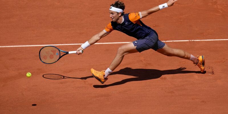 Der Norweger Casper Ruud ist bei den French Open in das Viertelfinale eingezogen. - Foto: Christophe Ena/AP/dpa