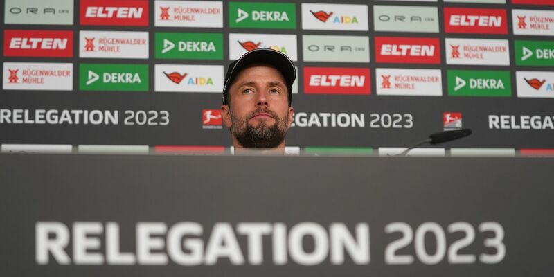 Stuttgarts Trainer Sebastian Hoeneß sitzt in der Pressekonferenz. - Foto: Marcus Brandt/dpa