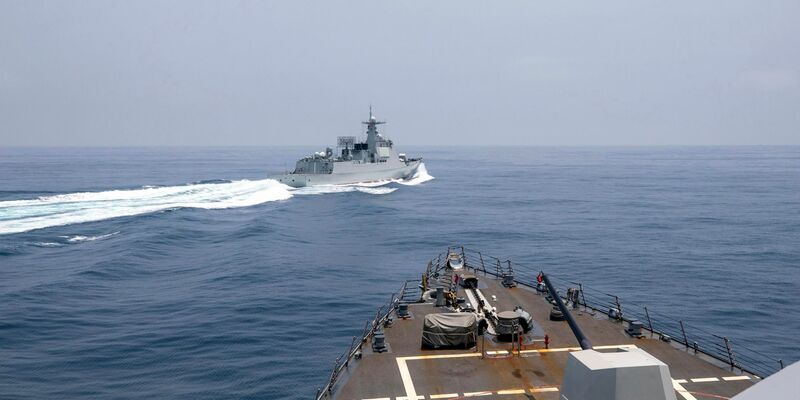 Ein chinesisches Marineschiff führt am Samstag ein «unsicheres» Manöver vor dem US-Zerstörer «USS Chung-Hoon» durch, indem es mit einem Abstand von nur rund 140 Metern überholt und dann wendet. - Foto: Mass Communication Specialist 1s/U.S. Navy/AP/dpa