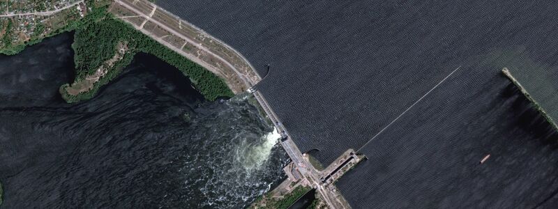Dieses von Maxar Technologies über AP zur Verfügung gestellte Satellitenbild zeigt den zerstörten Kachowka-Staudamm. - Foto: Uncredited/Maxar Technologies/AP/dpa