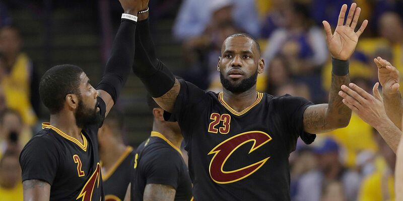 Spielten bereits bei den Cleveland Cavaliers zusammen: LeBron James (r) und Kyrie Irving im Jahr 2017. - Foto: Marcio Jose Sanchez/AP/dpa