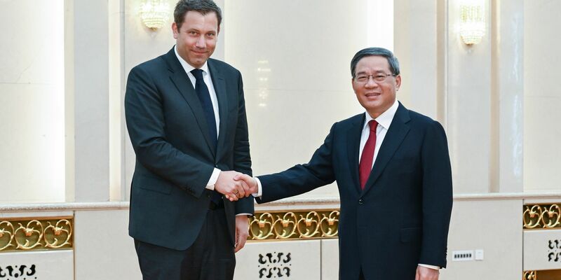Chinas Ministerpräsident Li Qiang (r) hat den SPD-Bundesvorsitzenden Lars Klingbeil in Peking empfangen. - Foto: Zhang Ling/XinHua/dpa
