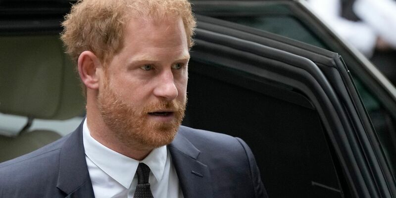 Prinz Harry, Herzog von Sussex, trifft vor dem High Court in London ein. Prinz Harry wird vor einem Londoner Gericht gegen einen Boulevardzeitungsverlag aussagen. - Foto: Frank Augstein/AP