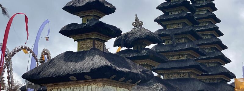 Ein Tempel auf Bali mit pagodenartig gestaffelten Dächern. - Foto: Carola Frentzen/dpa