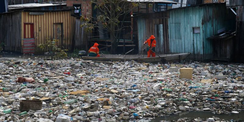 Plastikmüll schwimmt auf dem Fluss Negro im brasilianischen Manaus. - Foto: Edmar Barros/AP