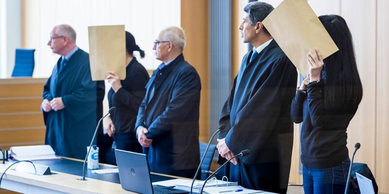 Die angeklagten Frauen stehen beim Prozessauftakt in einem Saal des Landgerichts Braunschweig. - Foto: Moritz Frankenberg/dpa