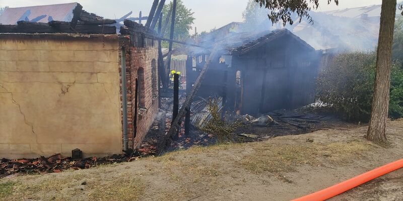 Rauch steigt auf dem Gelände des Freizeitparks Karls Erdbeerhof im brandenburgischen Elstal bei Wustermark auf. - Foto: Christian Pörschmann/dpa